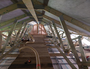 Zateplení stropu novostavby bungalovu pomocí foukané izolace